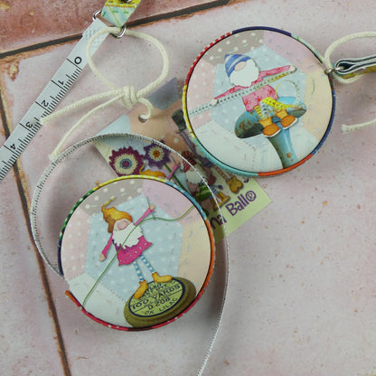Målebånd - Emma Ball