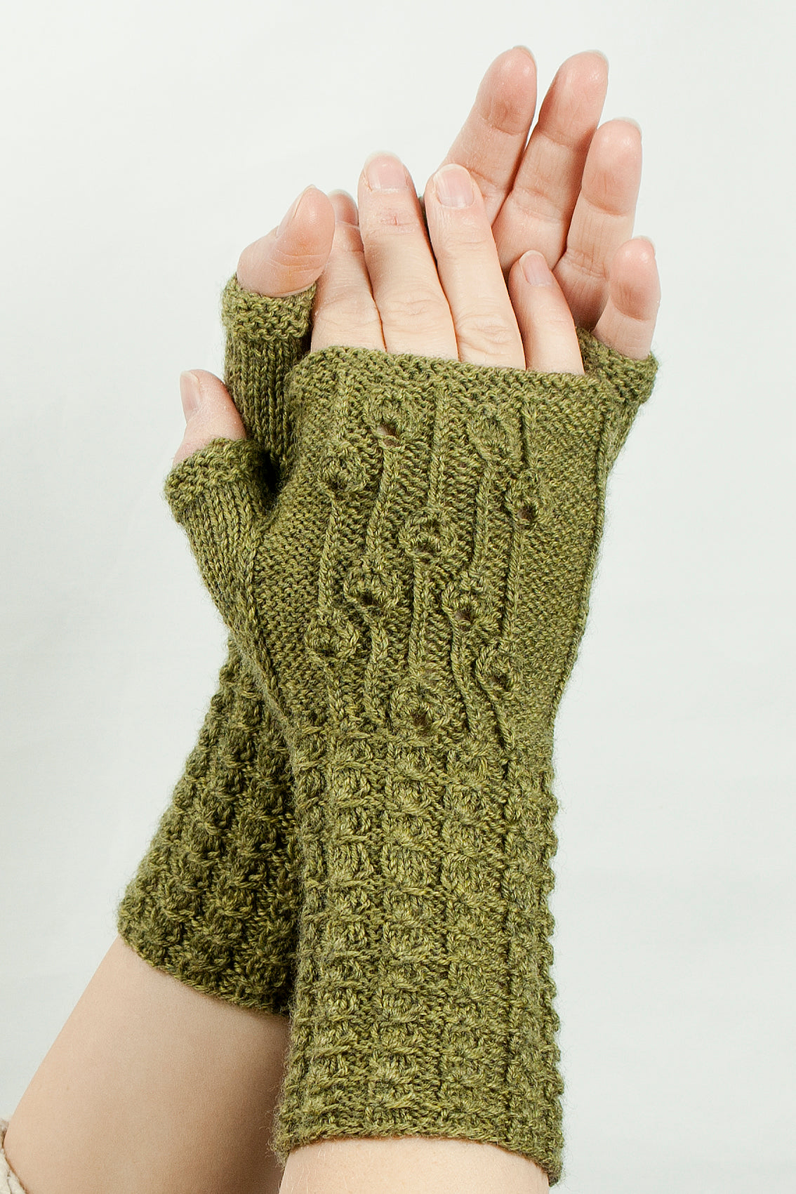 Half mittens with leaf pattern
