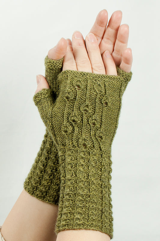 Half mittens with leaf pattern